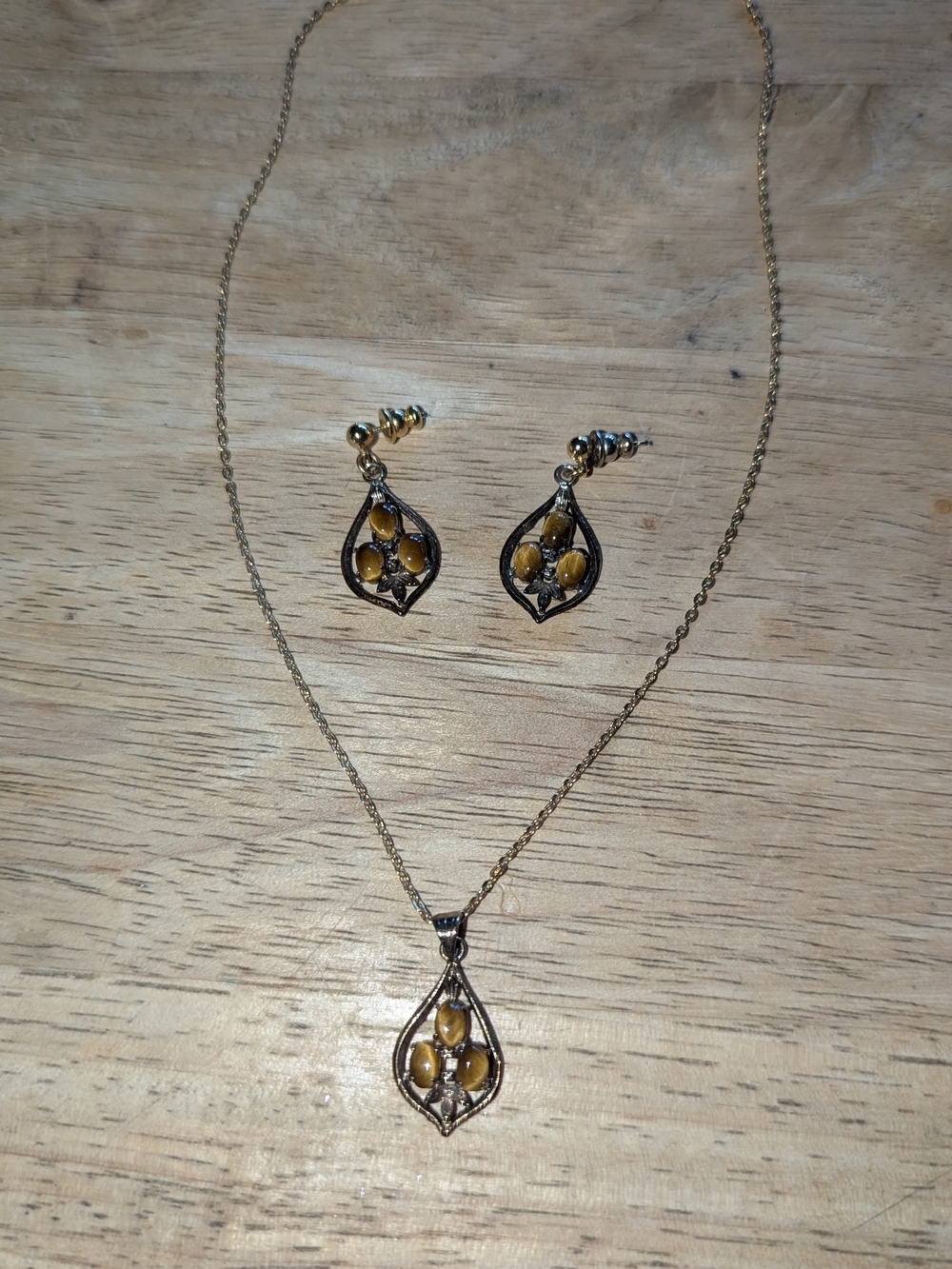 Elegant Gold-Tone Amber Teardrop Necklace & Earring Set
